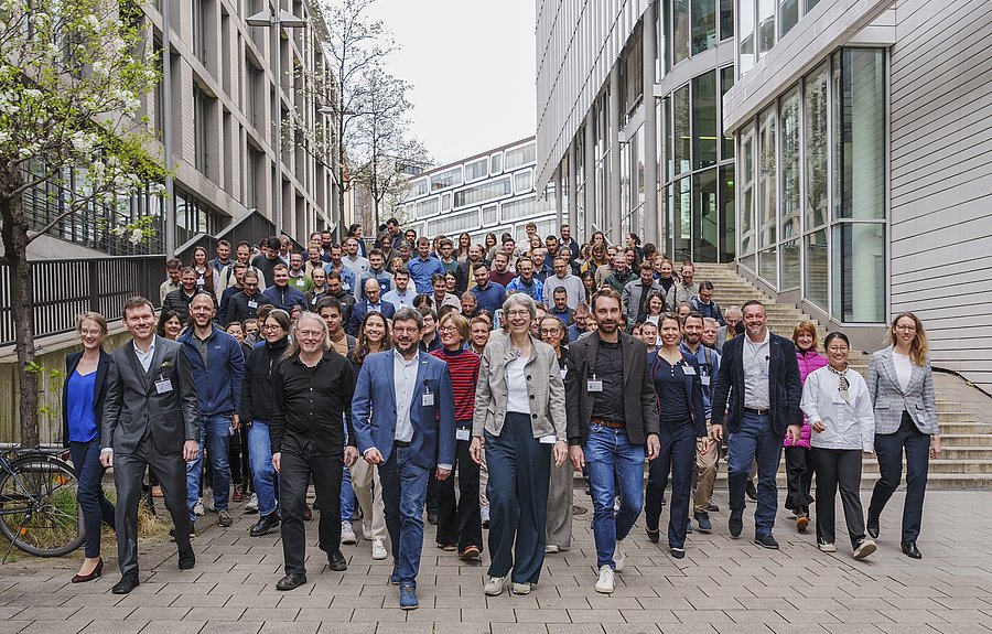 Fachkräfte-Netzwerkveranstaltung 2026 Gruppenfoto der Fachkräfte für Mobilität und Klimaschutz im Gehen