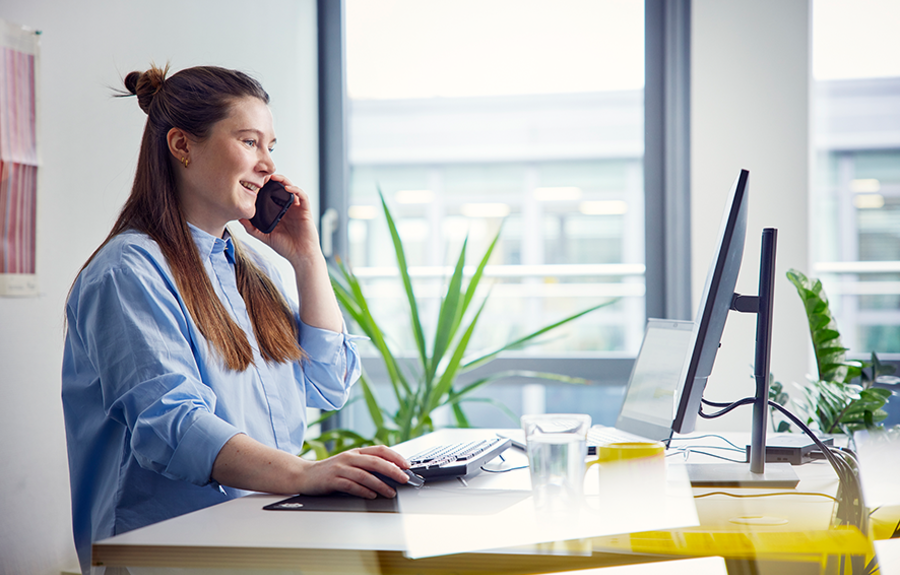 Anfragenprüfung Rechtsberatung Carsharing Frau am Schreibtisch berät zur Rechtsberatung Carsharing