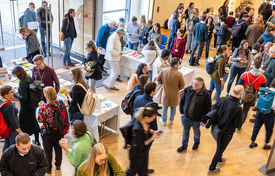 Foyer eines Veranstaltungssaals mit vielen Menschen