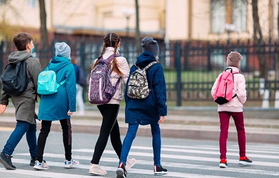 Schulkinder auf Fußgängerüberweg Schulkinder auf Fußgängerüberweg