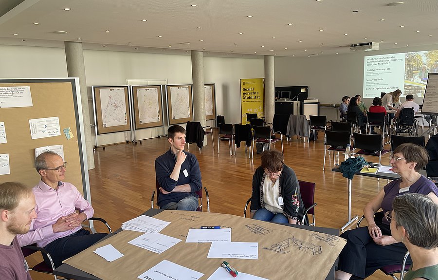 Auftakt Tagungsreihe „Gerechte Mobilität in der Umsetzung" 2 Gruppen diskutieren beim Auftakt zur Tagungsreihe „Gerechte Mobilität in der Umsetzung"