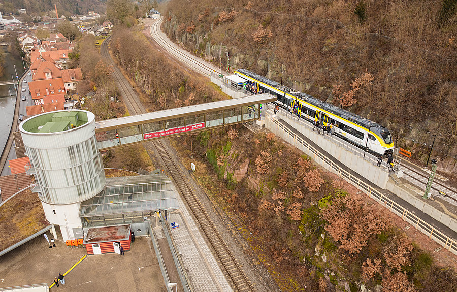 Eröffnung Hermann-Hesse-Bahn Blick auf die Hermann-Hesse-Bahn und Fahrgäste von oben